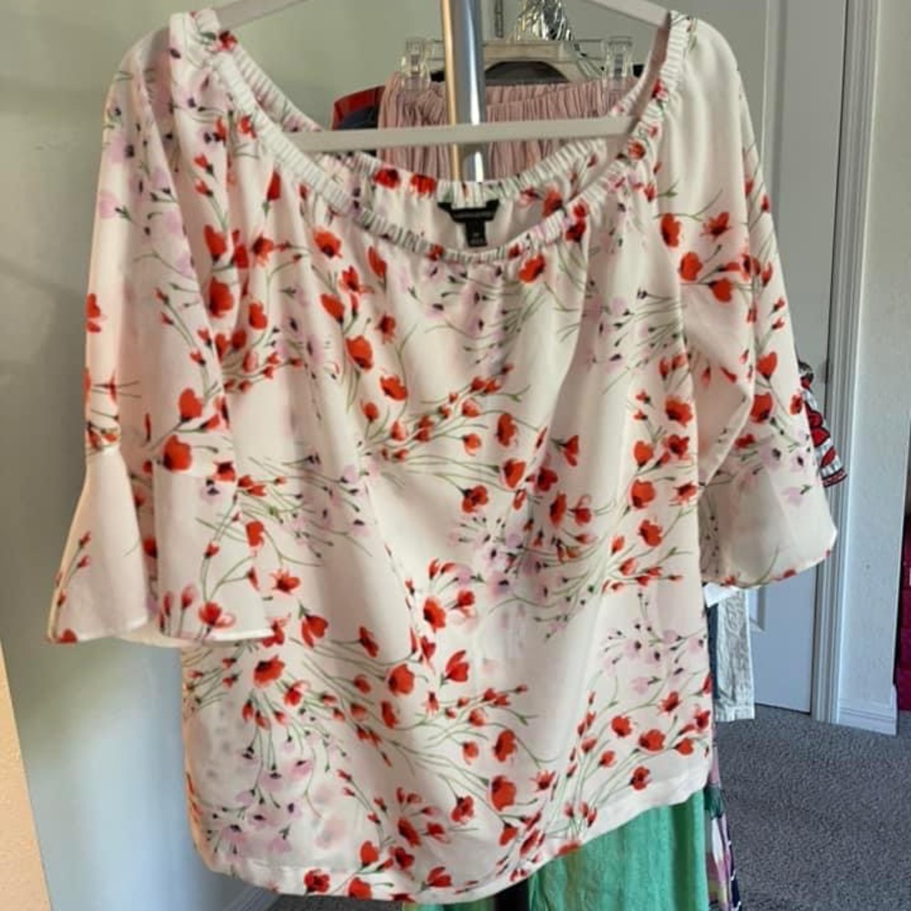 NWOT Banana Republic floral top. Size med.